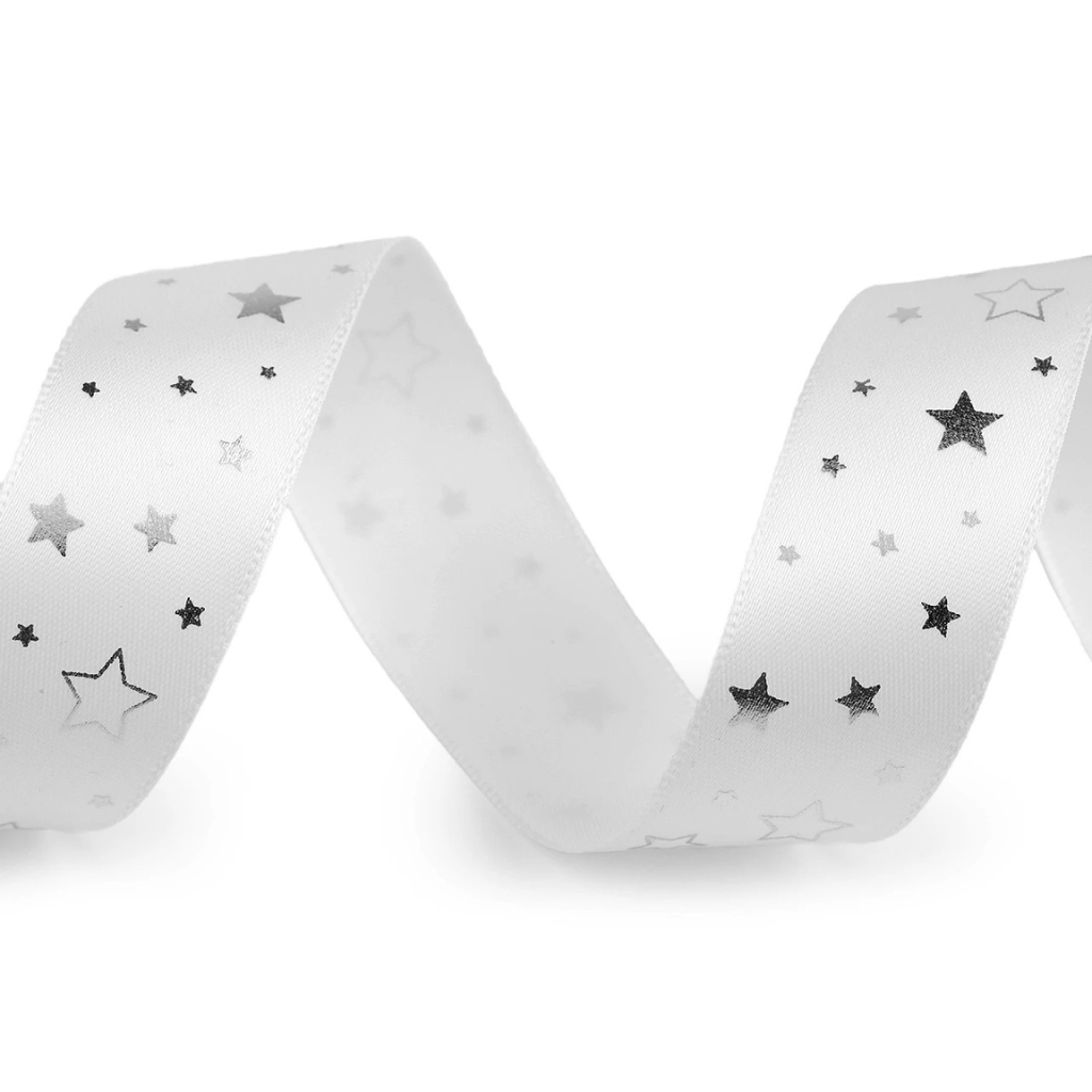 Vánoční saténová stuha hvězdy 25 mm – bílá / stříbrné hvězdy